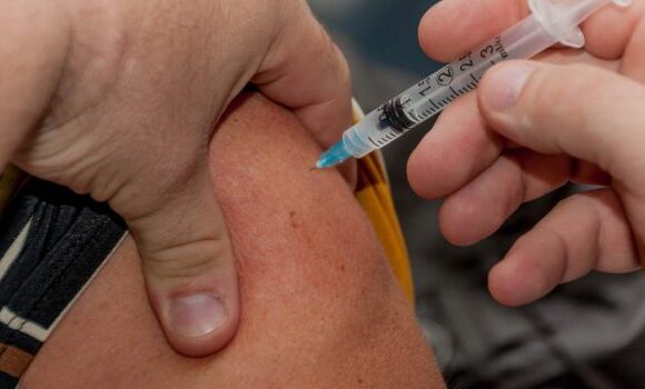 Ινδία: Υγειονομικός υπάλληλος κατηγορείται πως εμβολίασε 30 μαθητές με την ίδια σύριγγα