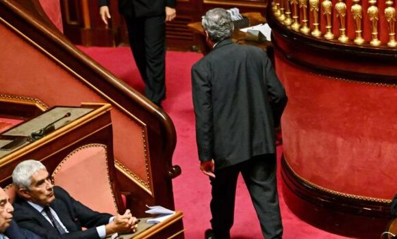 Ιταλία: Παραιτείται ο Ντράγκι – Σε πολιτική και οικονομική κρίση «βυθίζεται» η χώρα