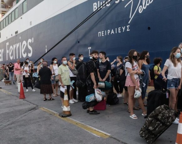 Κορωνοϊός: Ποιες περιοχές «χτυπά» το νέο κύμα – Στις ηλικίες 18 24 τα περισσότερα κρούσματα (vid)