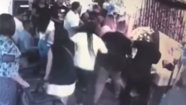 Νέα Υόρκη: Πιάστηκαν στα χέρια πάνω από το ανοιχτό φέρετρο