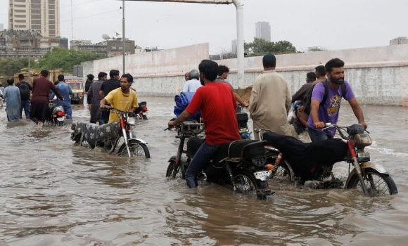 Πακιστάν: Δεκάδες νεκροί από πλημμύρες καθώς οι ισχυρές βροχοπτώσεις των μουσώνων πλήττουν τη χώρα
