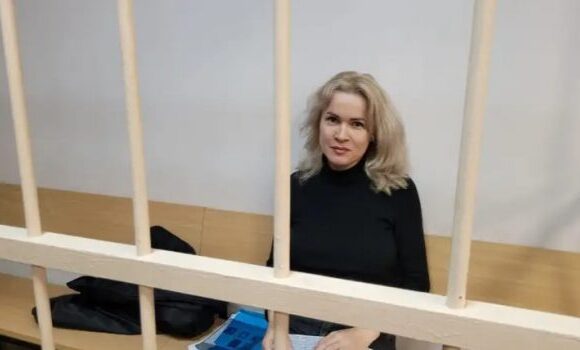 Ρωσία: Δημοσιογράφος συνελήφθη για διάδοση «ψευδών ειδήσεων» – Καταγγέλλει ότι υπέστη βία σε ψυχιατρική κλινική