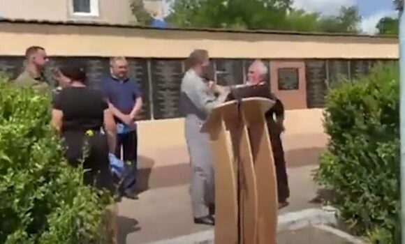 Ρώσος ιερέας επιτίθεται με τον σταυρό σε Ουκρανό κληρικό κατά τη διάρκεια κηδείας