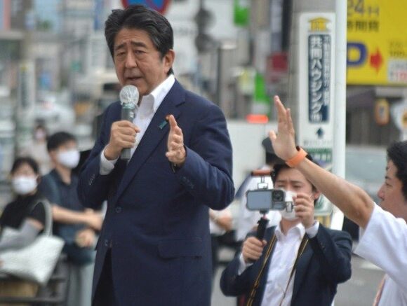 Σίνζο Άμπε: Τα Abenomics, η πολιτική παρακαταθήκη, τα σκάνδαλα και το άδοξο τέλος του