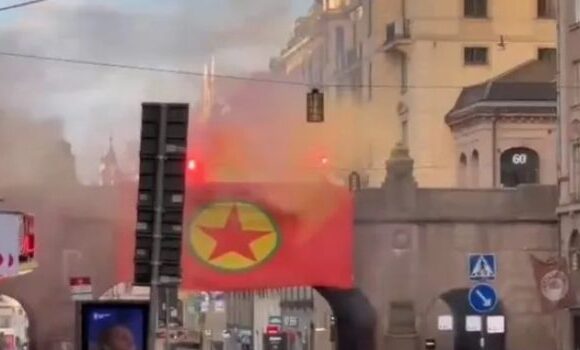 Σουηδία: Σάλος με βουλευτές που φωτογραφήθηκαν με σημαία του Pkk