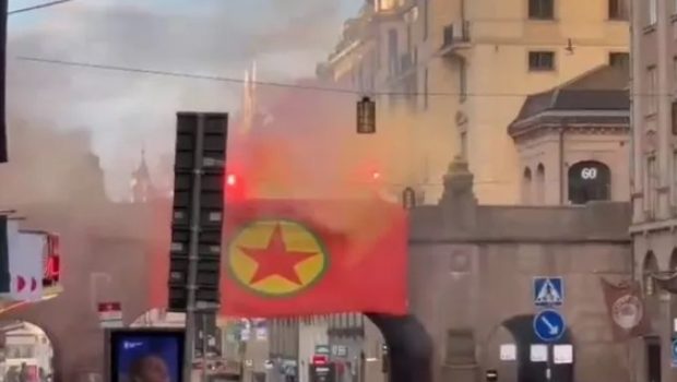 Σουηδία: Σάλος με βουλευτές που φωτογραφήθηκαν με σημαία του Pkk
