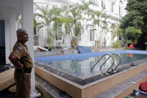 Σρι Λάνκα: Με έκπληξη και οργή οι διαδηλωτές εξερευνούν το λεηλατημένο προεδρικό μέγαρο