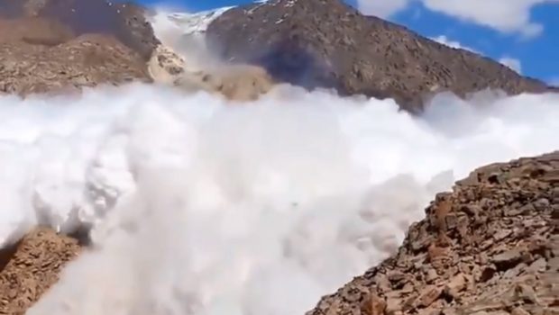 Τεράστια χιονοστιβάδα σκεπάζει τουρίστα την ώρα που την κατέγραφε