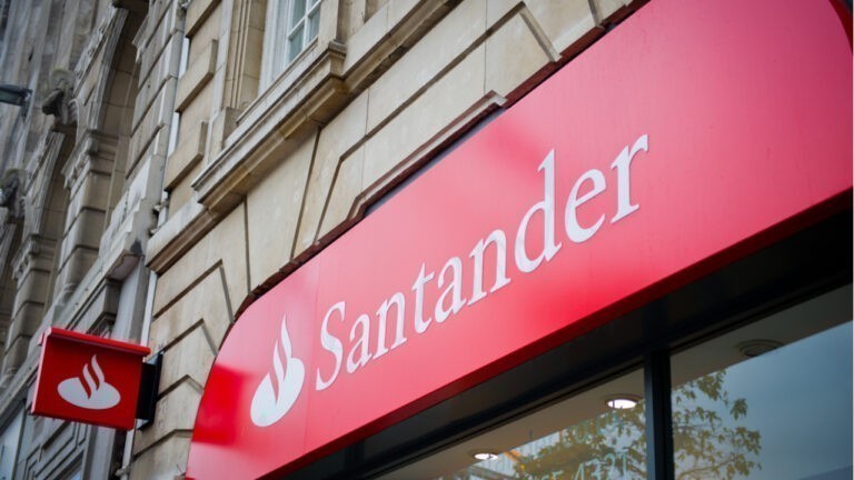 Τράπεζα Santander: Αυξάνονται οι μισθοί για περισσότερους από 11