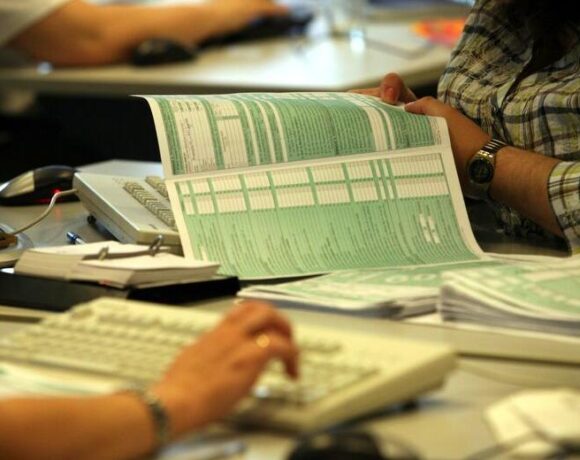 Φορολογικές δηλώσεις: Ποιοι πρέπει να βιαστούν να τις υποβάλουν (vid)
