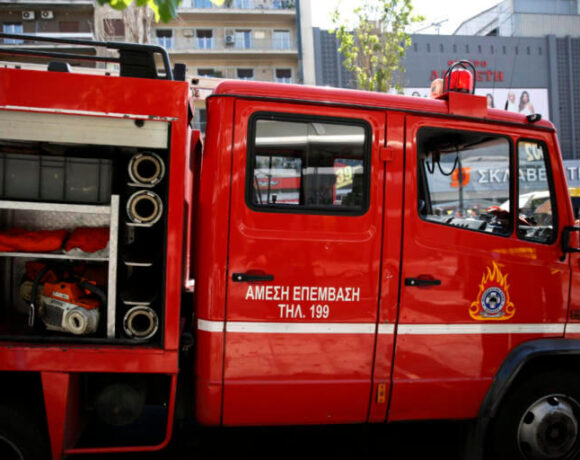 Φωτιά στις Πόρτες Αχαΐας – Εκκενώνεται το χωριό Βάλμη