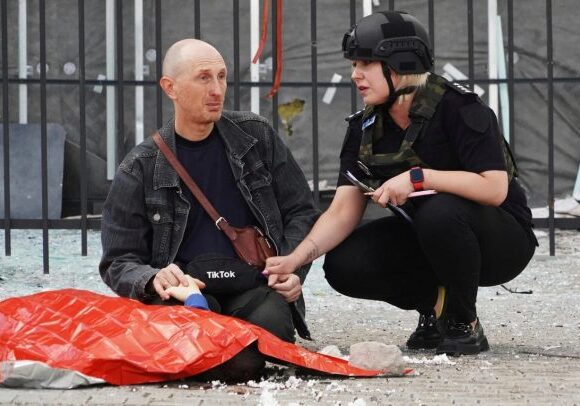 Χάρκοβο: Πατέρας κρατά το χέρι του 13χρονου νεκρού γιου του στο Χάρκοβο