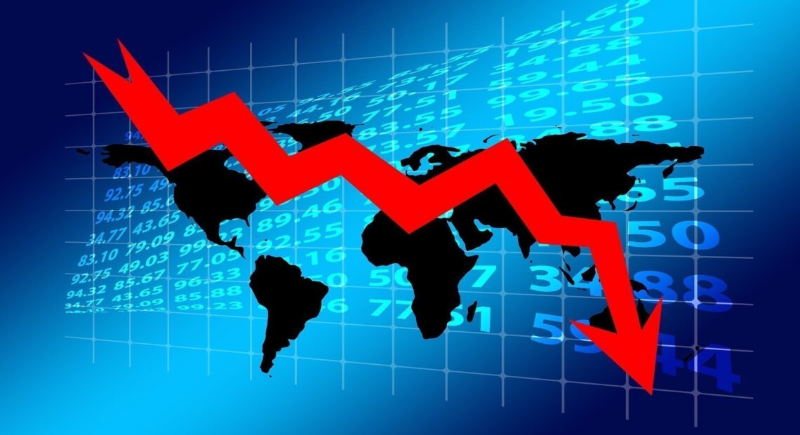 Reuters: Οι οικονομολόγοι βλέπουν περισσότερους κινδύνους καθώς αυξάνονται οι φόβοι για ύφεση
