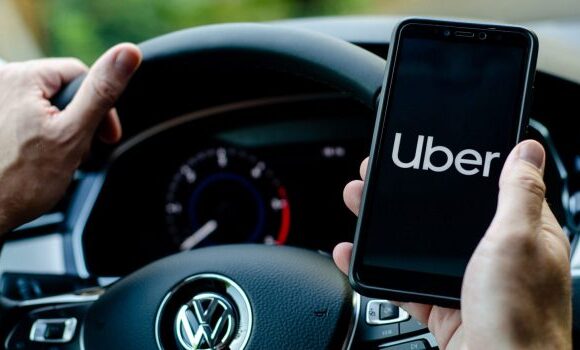 Uber: Νέα στοιχεία για το παγκόσμιο σκάνδαλο – Με βία και διαπλοκή κυριάρχησε στην αγορά