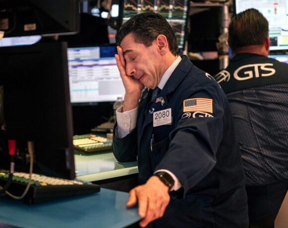 Wall Street: «Διέγραψε» ισχυρά κέρδη για να κλείσει με σημαντικές απώλειες