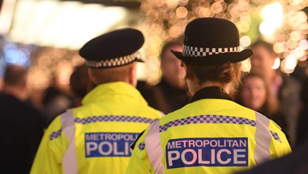 Βρετανία: Αστυνομικοί εξαναγκάζουν εφήβους να γδυθούν στο πλαίσιο σωματικής έρευνας