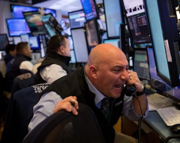 Επανέρχονται οι πιέσεις στη Wall Street – Νέες αυξήσεις επιτοκίων από τον Σεπτέμβριο