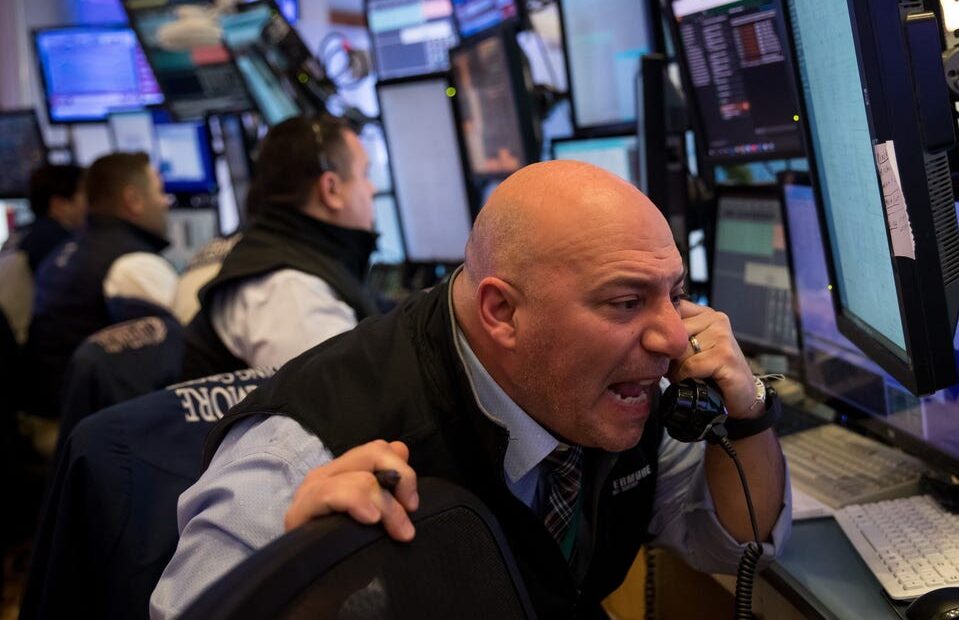 Επανέρχονται οι πιέσεις στη Wall Street – Νέες αυξήσεις επιτοκίων από τον Σεπτέμβριο