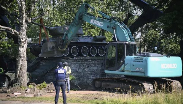Εσθονία: Αποκαθηλώνονται μνημεία σοβιετικής εποχής λόγω της έντασης με τη Ρωσία