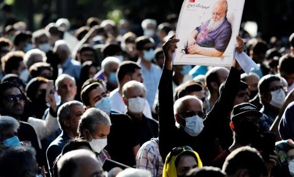 Ιράν: Χιλιάδες κόσμου αποχαιρετούν τον ποιητή Χουσάνγκ Εμπτεχάτζ