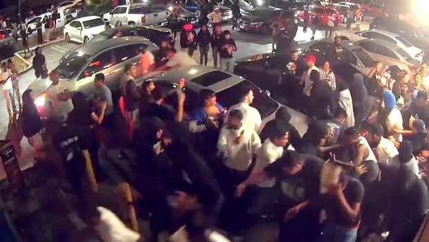 Λος Άντζελες: Ομάδα περίπου 100 ατόμων κατέστρεψε και λήστεψε μίνι μάρκετ