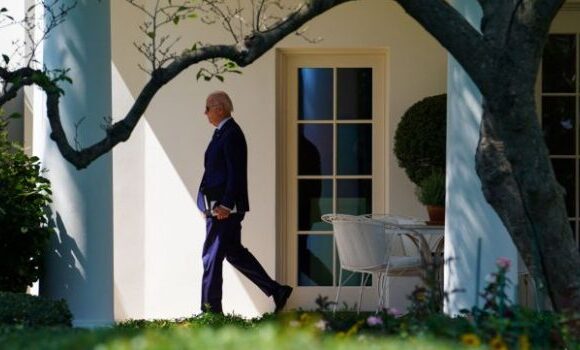 Μπάιντεν: Υποχώρησε ξανά η δημοτικότητά του – Ασχημος οιωνός για τους Δημοκρατικούς