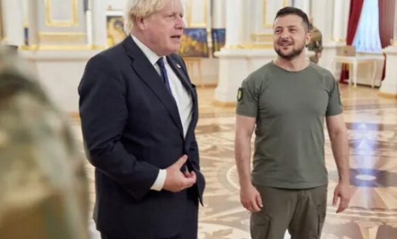 Μπόρις Τζόνσον: Άφησε την Εύβοια και πήγε Κίεβο – Συναντήθηκε με Ζελένσκι
