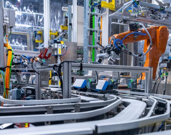 Ο πόλεμος και η κρίση στην εφοδιαστική αλυσίδα αλλάζουν την αυτοκινητοβιομηχανία