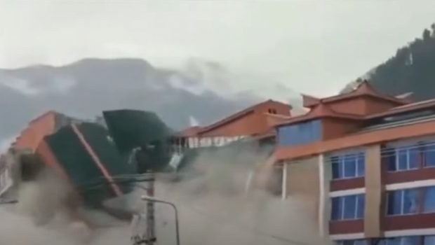 Πακιστάν: Εικόνες βιβλικής καταστροφής – Ξενοδοχείο παρασύρεται από πλημμύρες