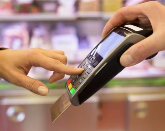 Πληρωμές και συναλλαγές – Τι αλλάζει με το πλαστικό και ψηφιακό χρήμα στις διακοπές
