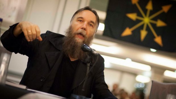 Ρωσία: Σε αμόκ ο Ντούγκιν – Κρατάει το κεφάλι του βλέποντας το αυτοκίνητο με επιβάτιδα την κόρη του να καίγεται [βίντεο]