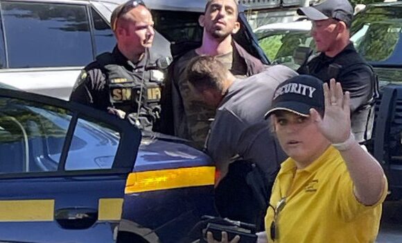 Σαλμάν Ρούσντι: Ποιος είναι ο δράστης της επίθεσης – Ταυτοποιήθηκε από την αστυνομία