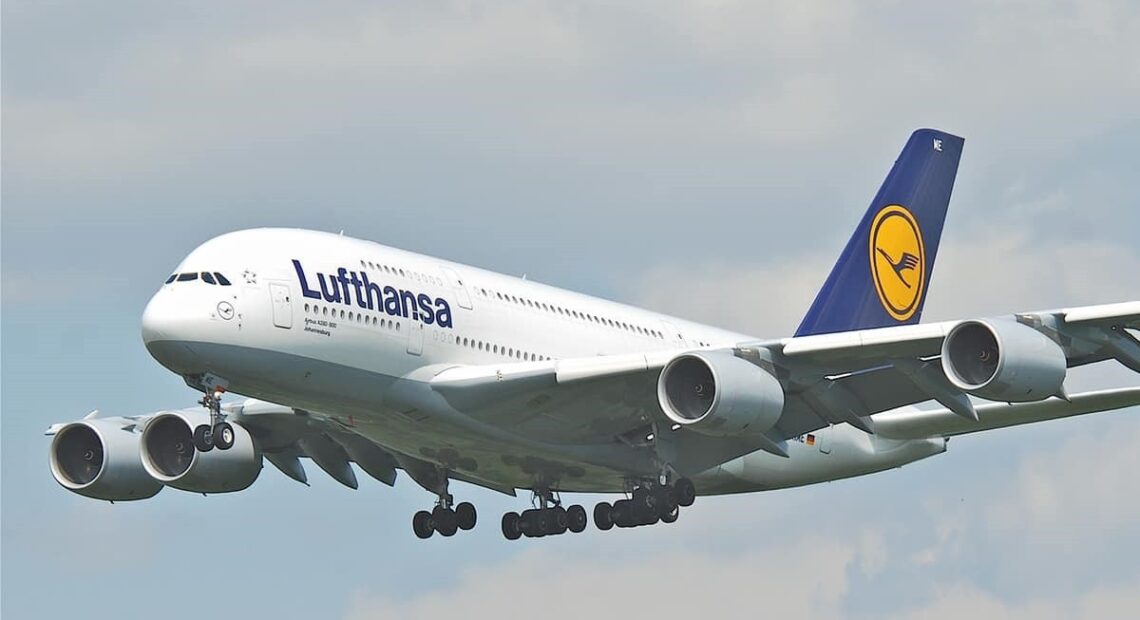 Lufthansa: Απειλούν με απεργία οι πιλότοι – Συνεχίζεται η διαμάχη για τις αυξήσεις στους μισθούς