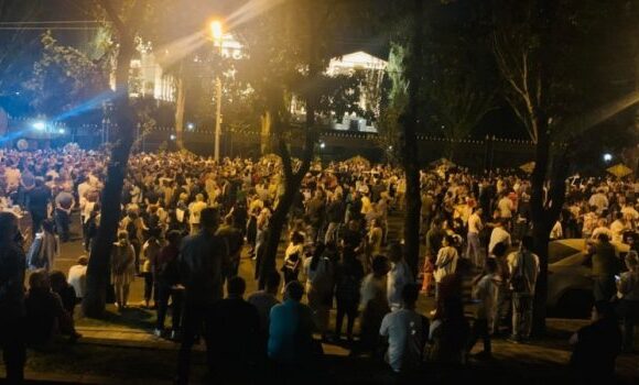 Αρμενία: Ανακοίνωσε εκεχειρία με Αζερμπαϊτζάν – Διαδηλωτές ζητούν παραίτηση Πασινιάν