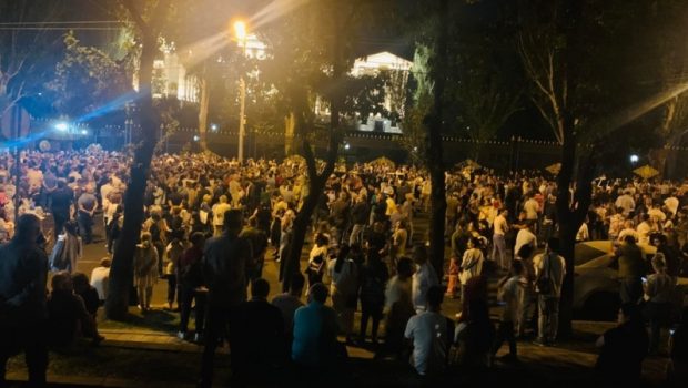 Αρμενία: Ανακοίνωσε εκεχειρία με Αζερμπαϊτζάν – Διαδηλωτές ζητούν παραίτηση Πασινιάν