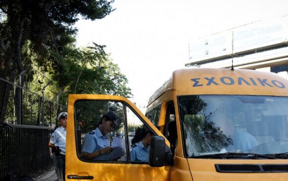 Ασπρόπυργος: Ξέχασαν παιδί μέσα σε σχολικό, δύο συλλήψεις