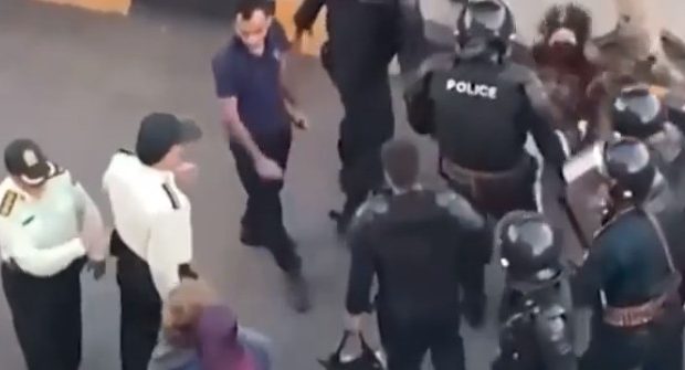 Βίντεο σοκ από το Ιράν: Αστυνομικοί χτυπούν και τραβούν από τα μαλλιά διαδηλώτριες