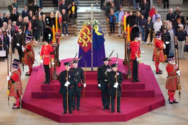 Βασίλισσα Ελισάβετ: Βασιλείς, ηγέτες κρατών και πολιτικοί στην κηδεία της – Τι πρέπει να κάνουν πριν την τελετή