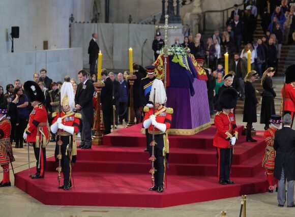 Βασίλισσα Ελισάβετ: Ουίλιαμ και Χάρι έκαναν αγρυπνία δίπλα από το φέρετρο