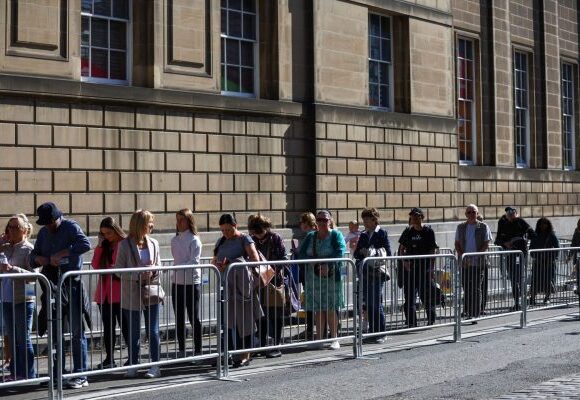 Βασίλισσα Ελισάβετ: Πλήθος κόσμου στήνεται στην ουρά για το λαϊκό προσκύνημα