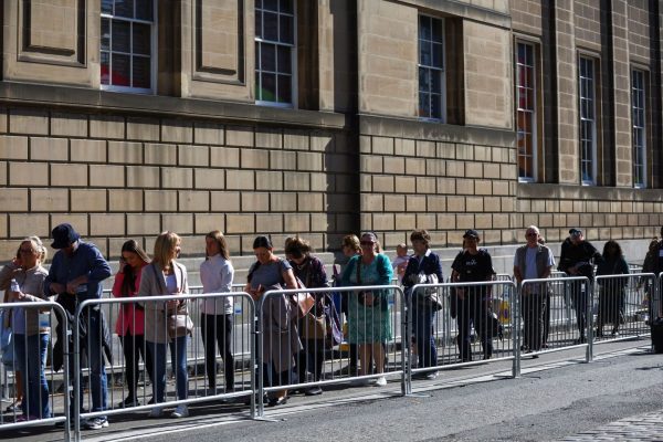 Βασίλισσα Ελισάβετ: Πλήθος κόσμου στήνεται στην ουρά για το λαϊκό προσκύνημα