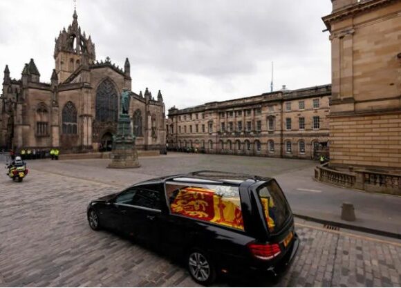 Βασίλισσα Ελισάβετ: Χιλιάδες άνθρωποι στους δρόμους του Εδιμβούργου