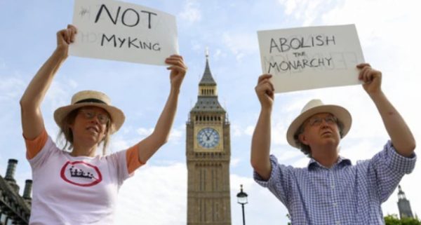 Βρετανία: Έκλαψαν ακόμη και οι αντιμοναρχικοί για την Ελισάβετ