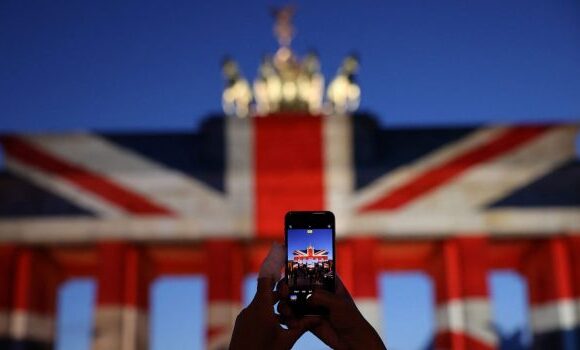 Βρετανία: Για πρώτη φορά μετά από πάνω από 70 χρόνια τραγουδήθηκε δημόσια το «god Save The King»