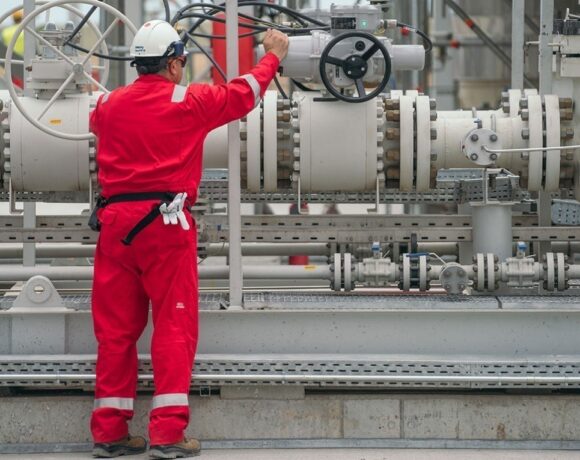 Η ΕΕ «πατάει γκάζι» για την επιβολή πλαφόν στο ρωσικό πετρέλαιο