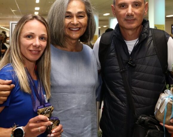 Η Σακοράφα ξαναγράφει ιστορία στο στίβο