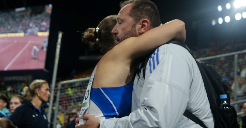 Η Τζένγκο αγωνιζόταν στο ντάιαμοντ λιγκ και ο προπονητής της δούλευε στην οικοδομή