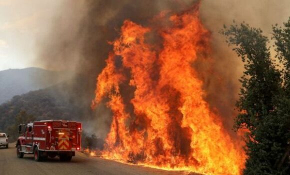 Κόλαση στην Καλιφόρνια: Καταιγίδα φουντώνει τις πυρκαγιές και ταυτόχρονα απειλεί με πλημμύρες