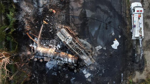 Μεξικό: 18 νεκροί από σύγκρουση τουριστικού λεωφορείου με βυτιοφόρο