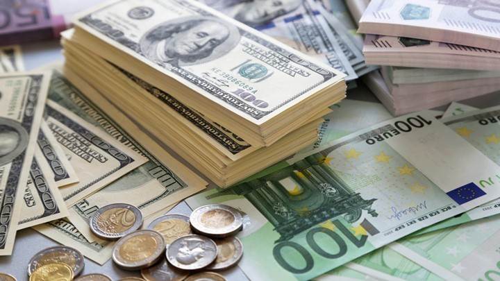 Νέες πιέσεις στο ευρώ, χάνει ξανά το $1